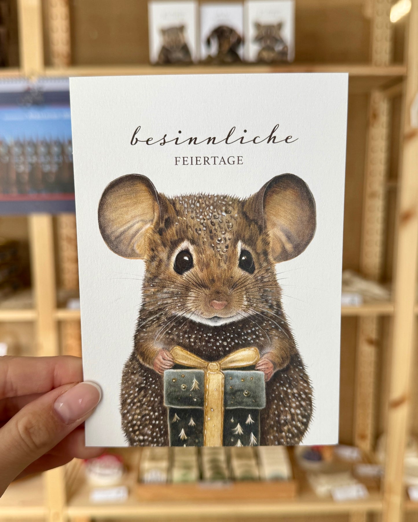 Weihnachten: Postkarte „Maus mit Geschenk“