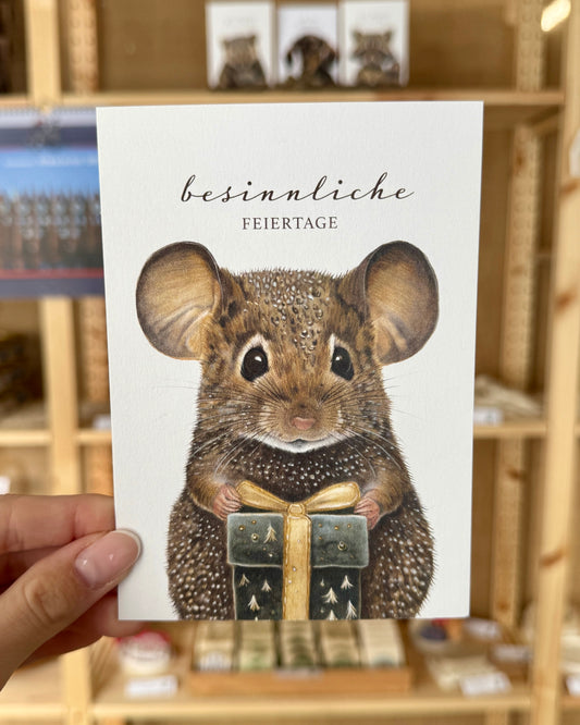 Weihnachten: Postkarte „Maus mit Geschenk“